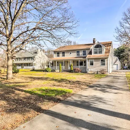 Charming Seekonk Home Pets Welcome!